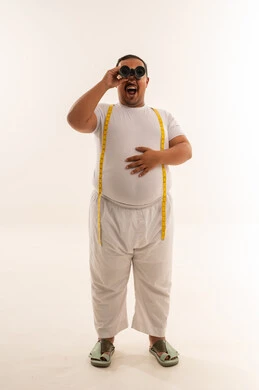 رجل سعودي بدين يحمل منظار وشريط قياس في الاستوديو