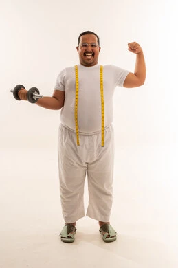رجل سعودي سمين يمارس الرياضة بالدمبل في الاستوديو