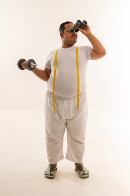 رجل عربي يعاني من زيادة الوزن مع ثقل ومنظار