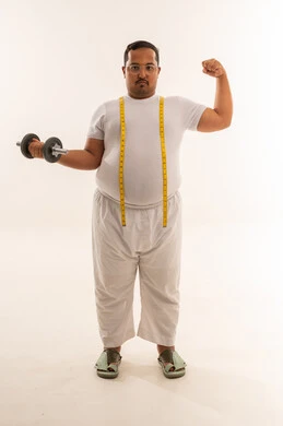 رجل سعودي بوزن زائد يمارس تمارين رياضية