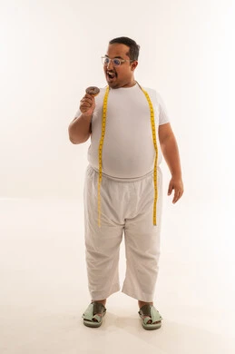 رجل عربي سمين مع دونات وشريط قياس