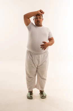 رجل سعودي بدين مرهق أمام خلفية بيضاء