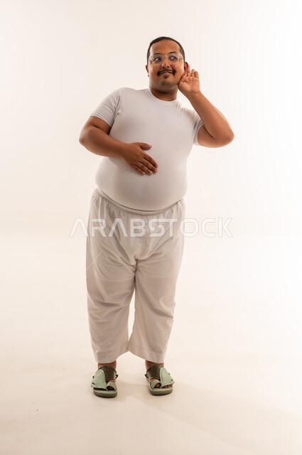 رجل سعودي بدين في وضعية الإنصات