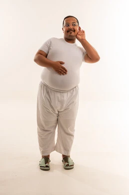 رجل سعودي بدين في وضعية الإنصات