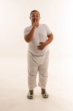 رجل عربي بدين يقوم بإيماءة الصمت في الاستوديو