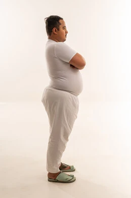 رجل سعودي يعاني من السمنة في لقطة جانبية استوديو