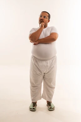 رجل عربي بوزن زائد يفكر في استوديو أبيض