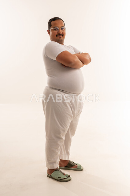 رجل سعودي يعاني من زيادة الوزن في استوديو أبيض