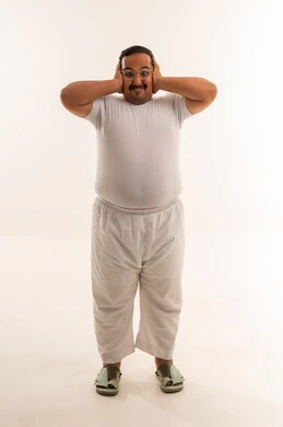 رجل سعودي يغطي أذنيه على خلفية بيضاء رجل سعودي يغطي أذنيه على خلفية بيضاء