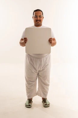 رجل سعودي يحمل لوحة إعلانية فارغة بخلفية بيضاء