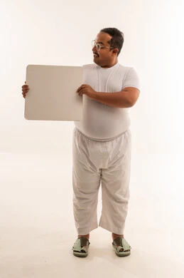 رجل سعودي بدين يحمل لوحة بيضاء فارغة