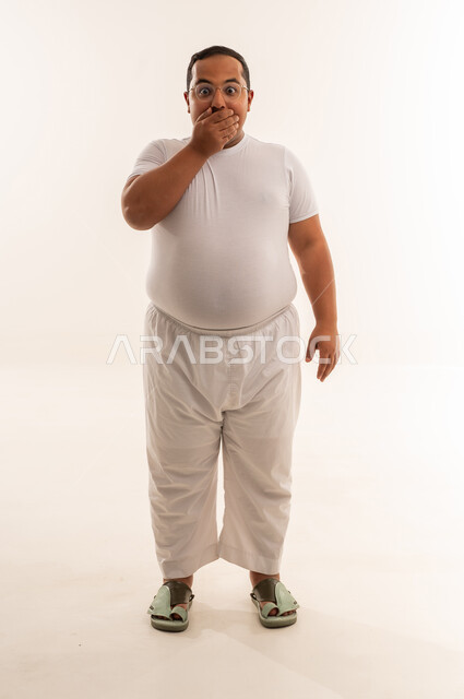 رجل سعودي بدين بتعبير صادم في استوديو أبيض