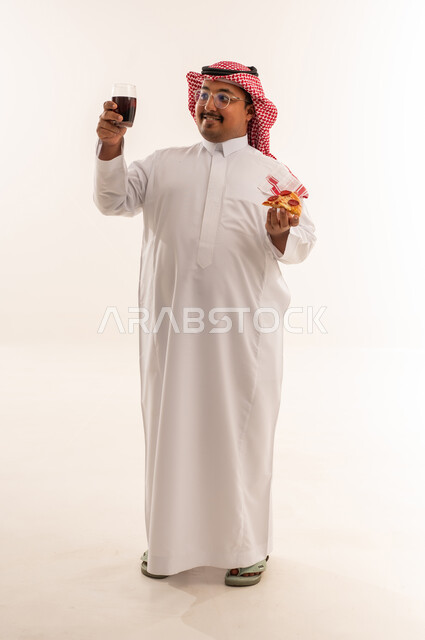 رجل سعودي مع بيتزا ومشروب غازي خلفية بيضاء