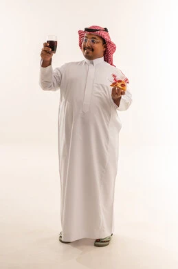 رجل سعودي مع بيتزا ومشروب غازي خلفية بيضاء