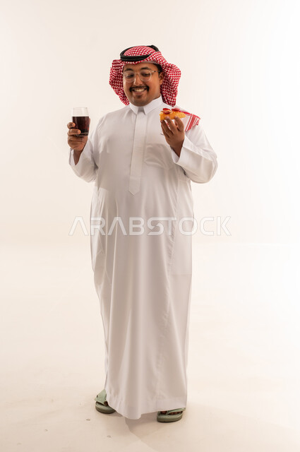 رجل سعودي يعاني من السمنة يحمل بيتزا ومشروب غازي