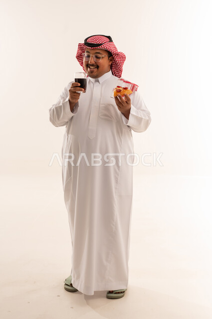 رجل سعودي بوزن زائد يأكل بيتزا في الاستوديو