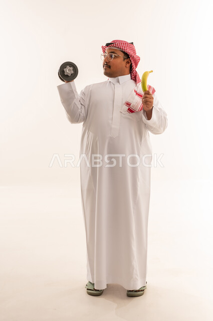 رجل سعودي بوزن زائد مع دمبل وموزة