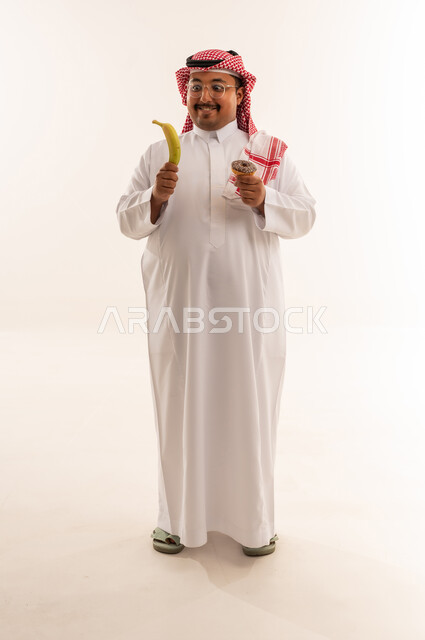 رجل سعودي يختار بين الموز والدونات