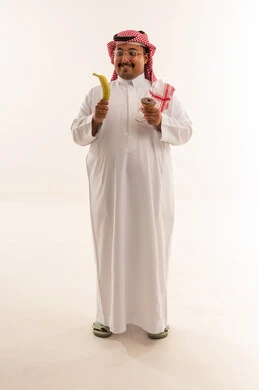 رجل سعودي يختار بين الموز والدونات