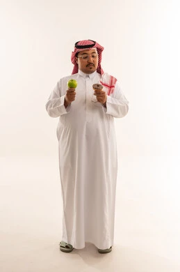 رجل سعودي يختار بين التفاحة والدونات خلفية بيضاء