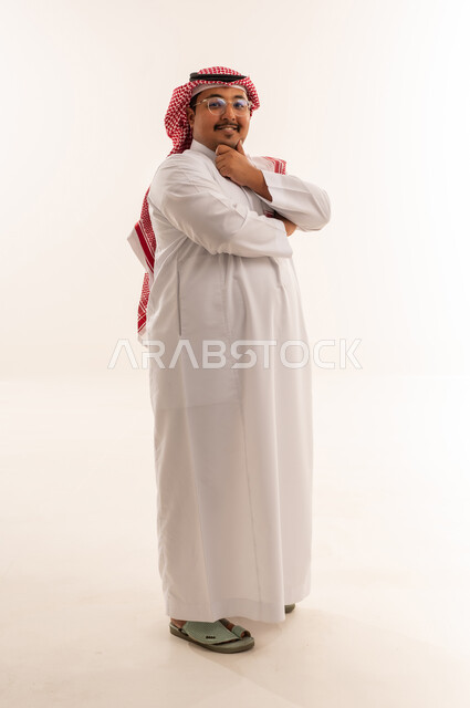 رجل سعودي بالثوب التقليدي بخلفية بيضاء