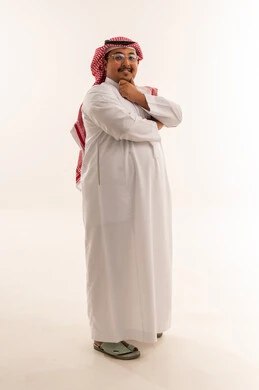 رجل سعودي بالثوب التقليدي بخلفية بيضاء