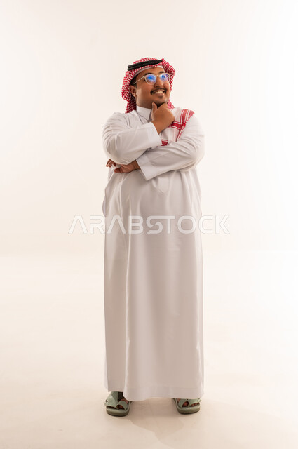 رجل سعودي بدين بالثوب التقليدي في وضعية تفكير