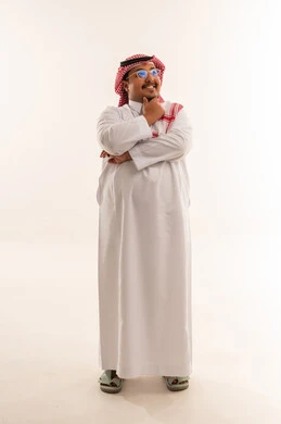 رجل سعودي بدين بالثوب التقليدي في وضعية تفكير