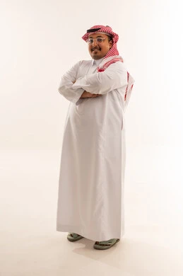 رجل سعودي ببدنية ممتلئة بالثوب التقليدي في الاستوديو