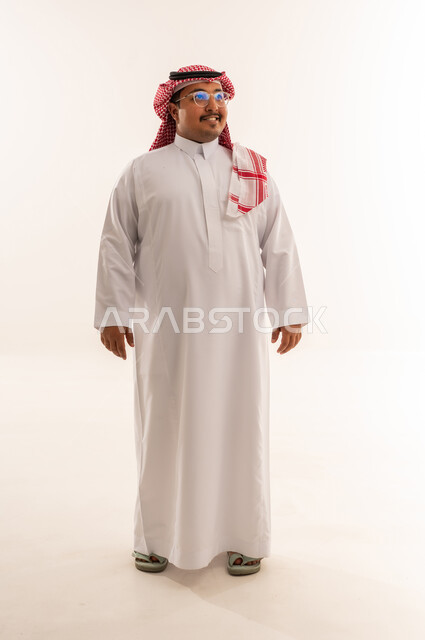 رجل سعودي بالثوب التقليدي على خلفية بيضاء