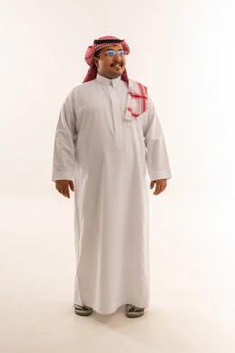 رجل سعودي بالثوب التقليدي على خلفية بيضاء