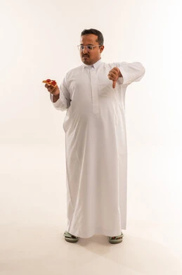 رجل سعودي يرفض البيتزا بإيماءة سلبية