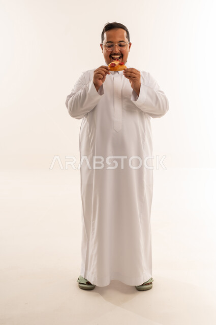 Overweight Saudi Man Eating Pepperoni Pizza in White Thobe