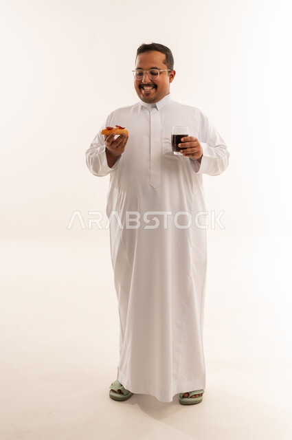 رجل سعودي مع بيتزا ومشروب غازي بخلفية بيضاء