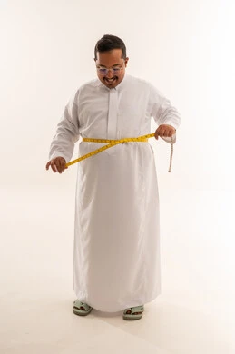 رجل سعودي يقيس محيط خصره في استوديو