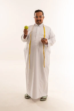 رجل سعودي يختار بين التفاحة والدونات في الاستوديو