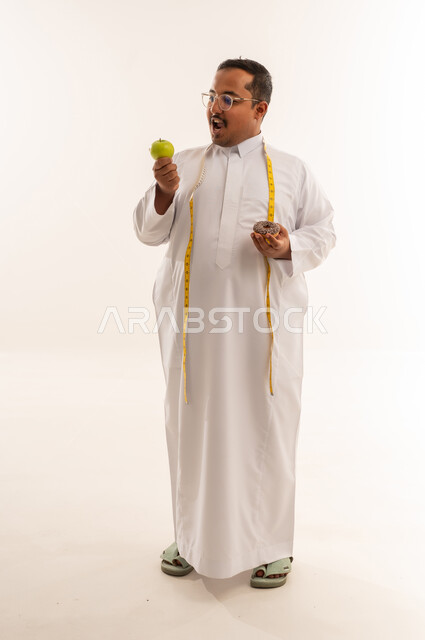 رجل سعودي بدين يختار بين التفاح والدونات