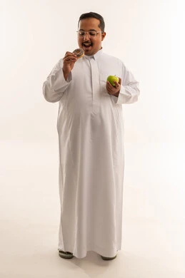 رجل سعودي يعاني من السمنة يختار الدونات بدل التفاحة