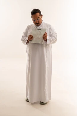 رجل سعودي يعاني من السمنة يحمل ميزان رقمي