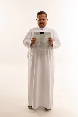 رجل سعودي سمين يحمل ميزان وزن بخلفية بيضاء رجل سعودي سمين يحمل ميزان وزن بخلفية بيضاء