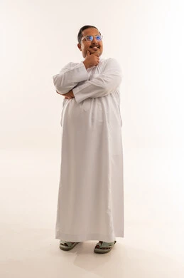 رجل عربي بدين بالثوب الأبيض في وضعية تفكير