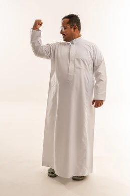 رجل سعودي ممتلئ يستعرض عضلاته في استوديو