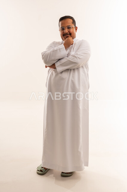 رجل سعودي بوزن زائد يرتدي الثوب التقليدي