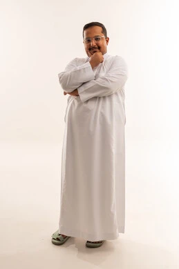 رجل سعودي بوزن زائد يرتدي الثوب التقليدي