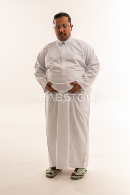 رجل سعودي بدين بالثوب الأبيض في الاستوديو
