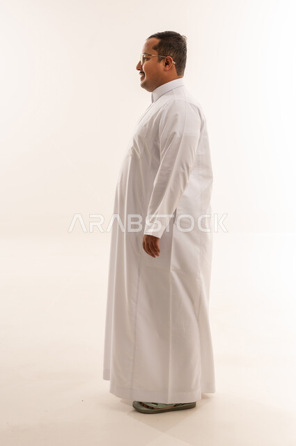 رجل سعودي بدين مبتسم بالثوب الأبيض