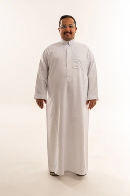 رجل سعودي بدين مبتسم بالثوب الأبيض استوديو