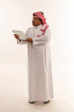 رجل سعودي سمين يحمل ميزان وزن في الاستوديو رجل سعودي سمين يحمل ميزان وزن في الاستوديو