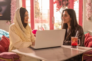 سيدات سعوديات مع لابتوب في مقهى عصري