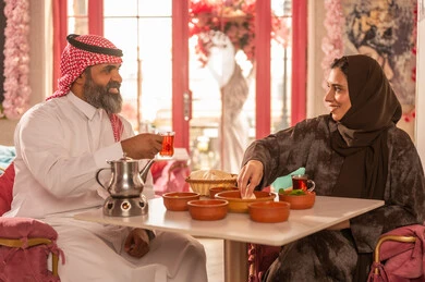 زوجان سعوديان يتناولان وجبة إفطار تقليدية وشاي